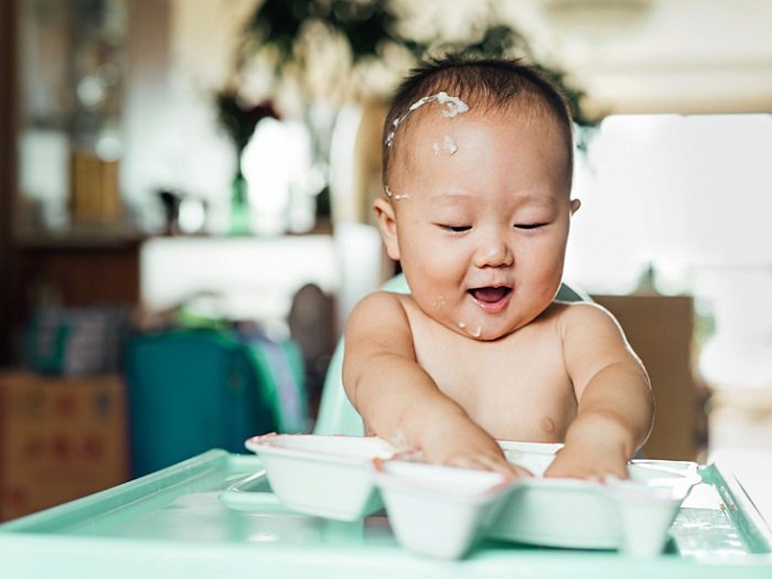 Ăn cơm quá sớm có thể dẫn đến một số hệ lụy không nhỏ lên hệ tiêu hóa của bé