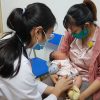 BS Trần Thị Lý khám cho trẻ sơ sinh