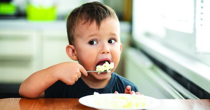 Cho con ăn cơm sớm hay muộn không quan trọng bằng cách bố mẹ luyện tập cho con làm quen với cơm.