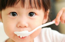 Nên cho bé ăn cơm lúc mấy tuổi là điều được nhiều bố mẹ quan tâm